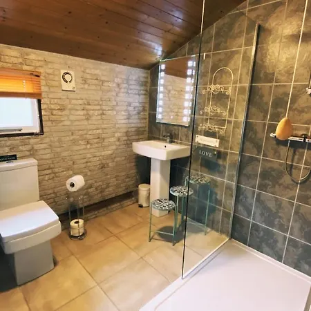 דירה Squirrel At Owlet Hideaway - With Hot Tub, Near