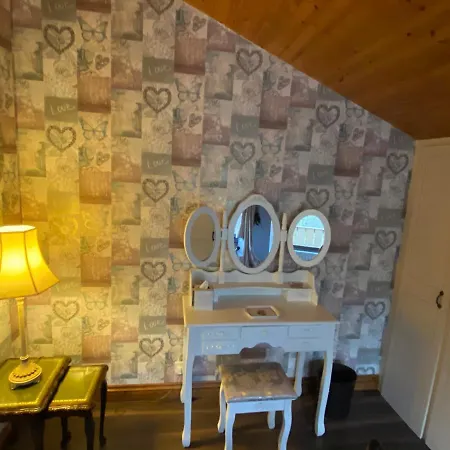 Squirrel At Owlet Hideaway - With Hot Tub, Near York