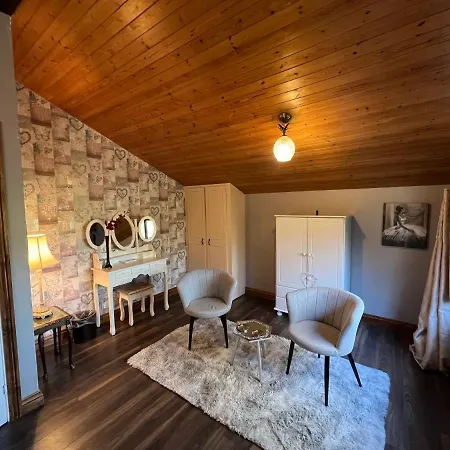 Squirrel At Owlet Hideaway - With Hot Tub, Near York