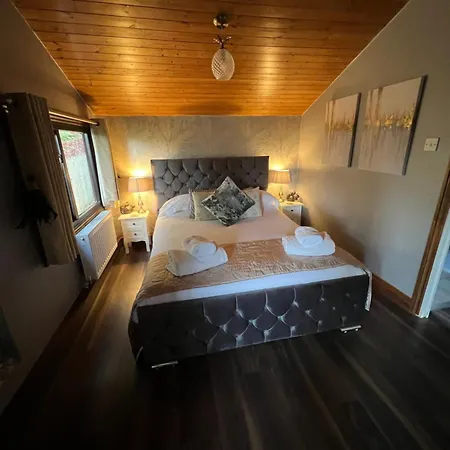 Squirrel At Owlet Hideaway - With Hot Tub, Near