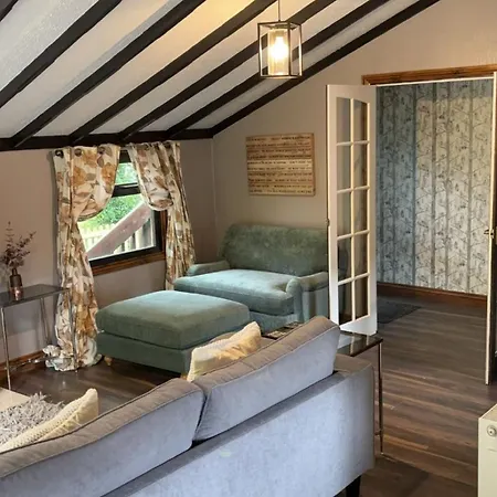 Squirrel At Owlet Hideaway - With Hot Tub, Near *