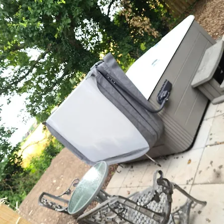 Squirrel At Owlet Hideaway - With Hot Tub, Near York