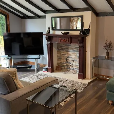 Squirrel At Owlet Hideaway - With Hot Tub, Near * York