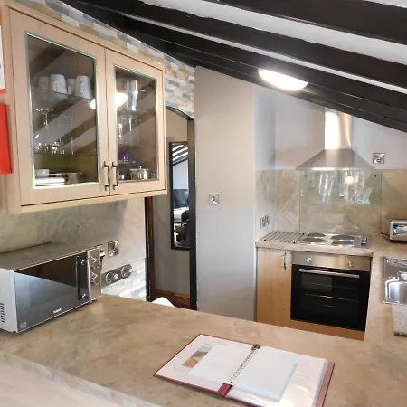 Squirrel At Owlet Hideaway - With Hot Tub, Near * York