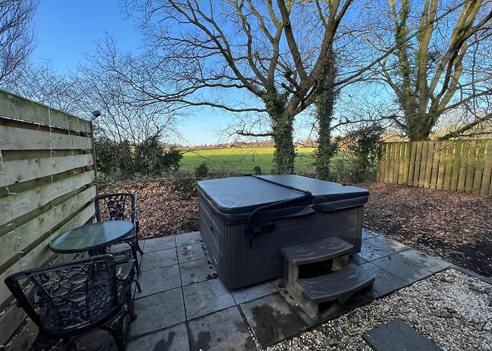 Squirrel At Owlet Hideaway - With Hot Tub, Near