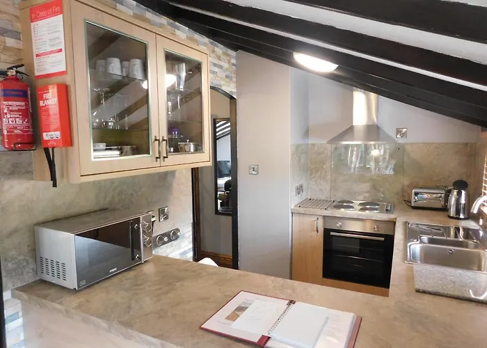 Squirrel At Owlet Hideaway - With Hot Tub, Near * York